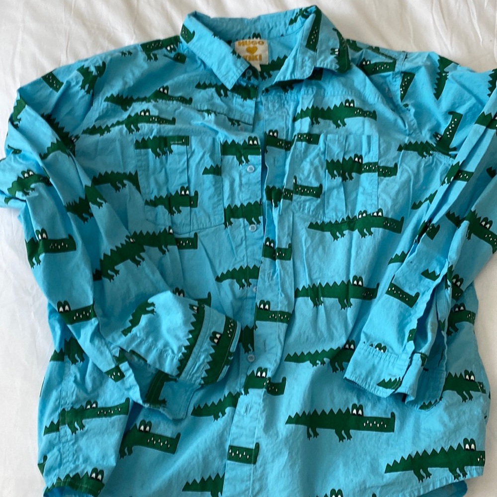 HUGO LOVES TIKI CROC BUTTONDOWN